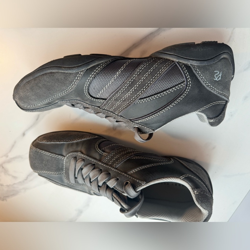 Perry Ellis walking shoes size 9